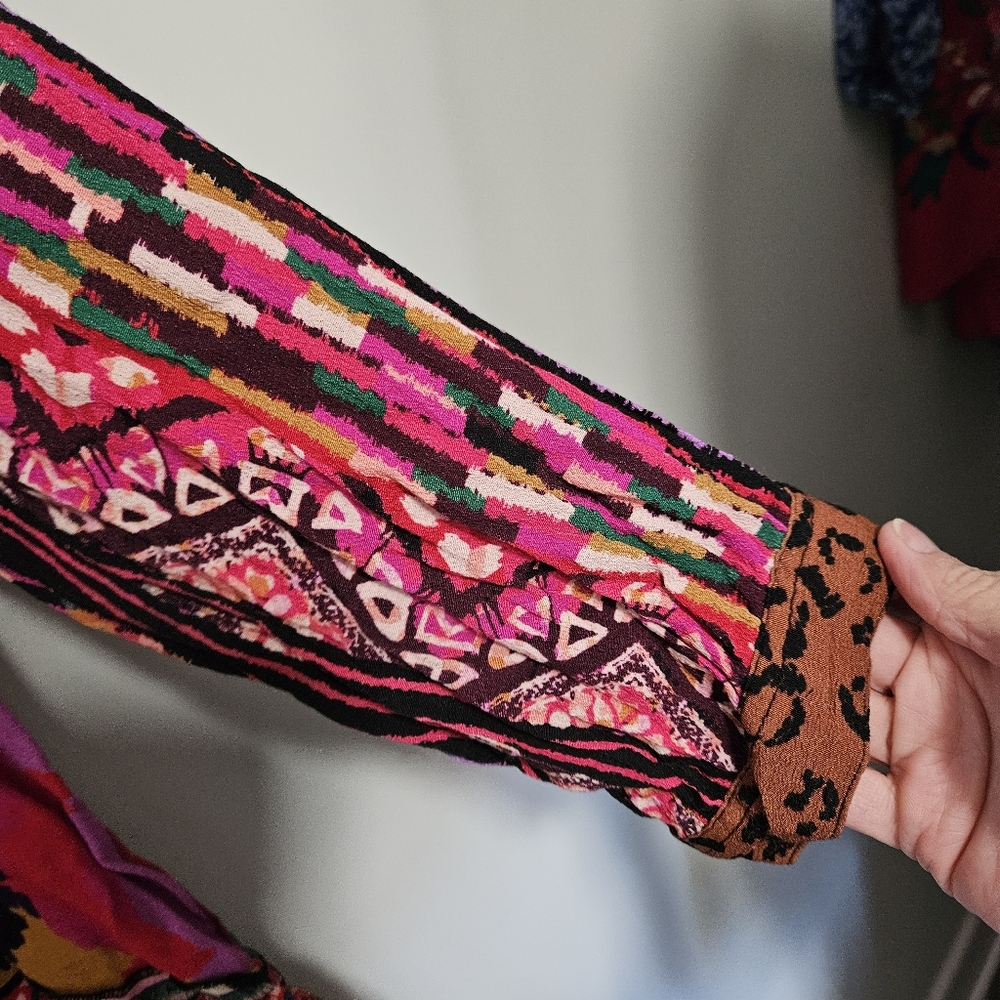 John Mark Woman’s Oversized Small Top, Mix print with colorful embroidery - Picture 3 of 8